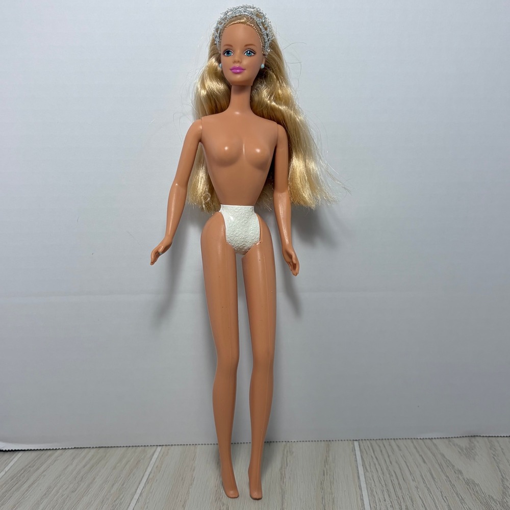 Mattel Barbie Doll Sleeping Beauty 1998 Vintage Silver Crown Blonde Hair Blue